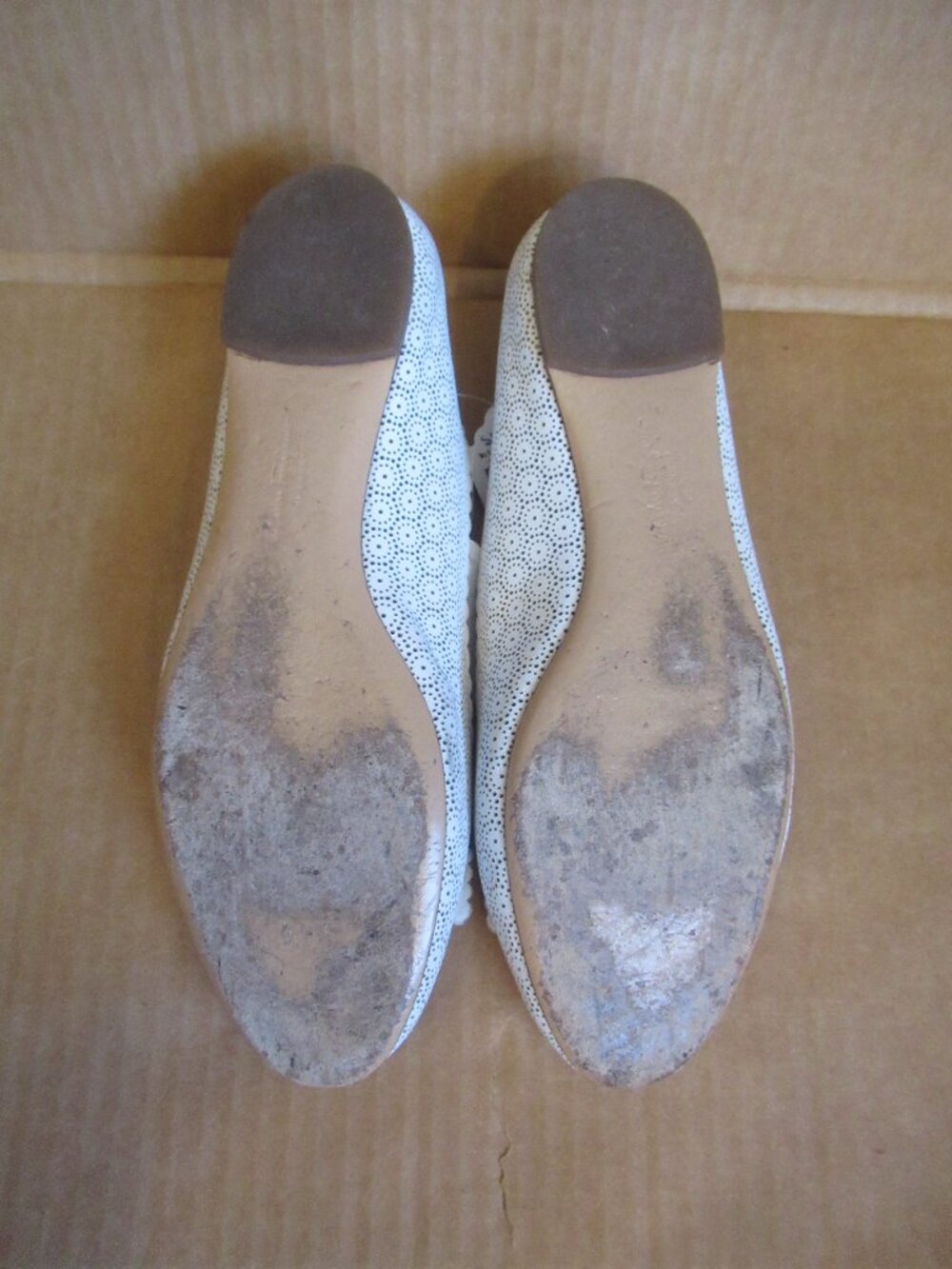 Salvatore Ferragamo Vintage Vara Perforated Leather Bow Pumps White Gold | 8 B - Picture 14 of 16